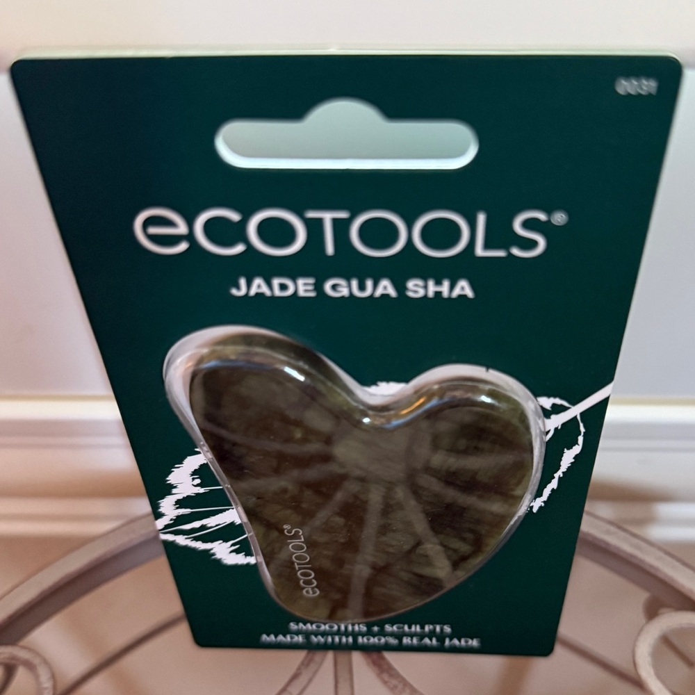Gua Sha Stone Beauty Tool, Jade — EcoTools - Picture 7 of 17